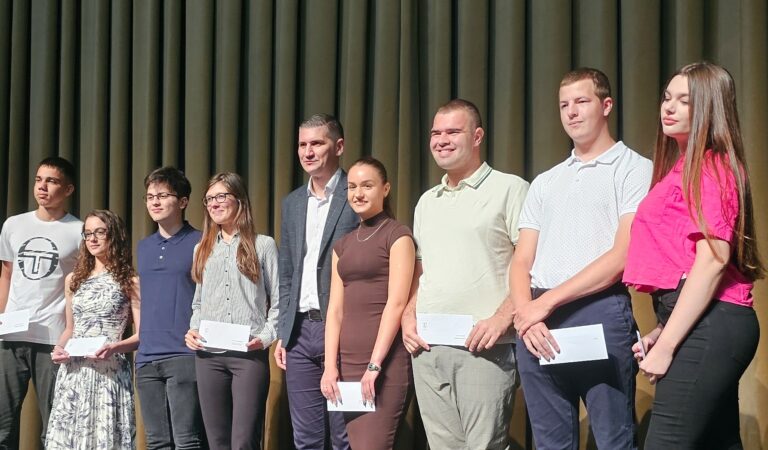 Nagrade za uspešne učenike POŽAREVCA, učenicima generacije po 50.000 od grada