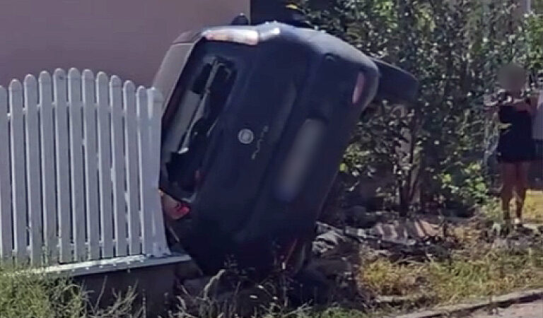 Saobraćajka u Požarevcu, auto ostao na ogradi