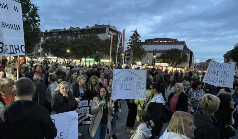 Prema Arhivu javnih skupova u Požarevcu u ponedeljak protestovalo oko 200 prosvetara